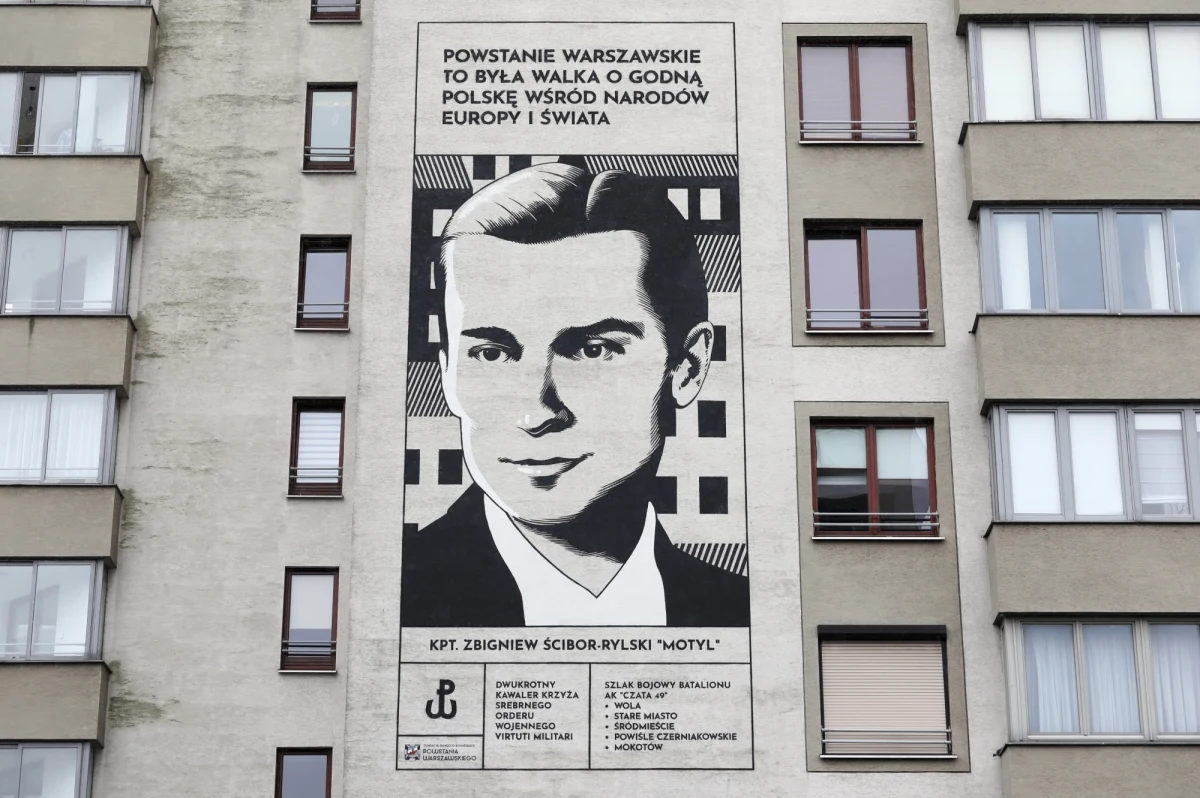 U zbiegu ulic Miłej i al. Jana Pawła II na warszawskiej Woli odsłonięto mural, którego bohaterem jest zmarły w 2018 r. uczestnik Powstania Warszawskiego, generał Zbigniew Ścibor-Rylski ps. "Motyl". Na ścianie oprócz wizerunku z czasów młodości umieszczono słowa gen. Ścibor-Rylskiego: "Powstanie Warszawskie to była walka o godną Polskę wśród narodów Europy i Świata".
