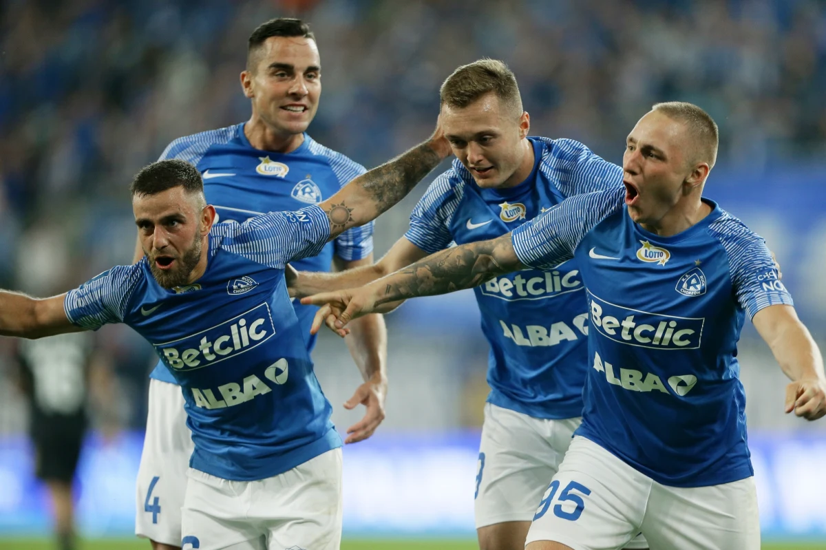 Ruch Chorzów pokonał w Gliwicach ŁKS Łódź (2:0) w piątkowym meczu Ekstraklasy. Bramki zdobyli Kacper Michalski i Tomasz Swędrowski.