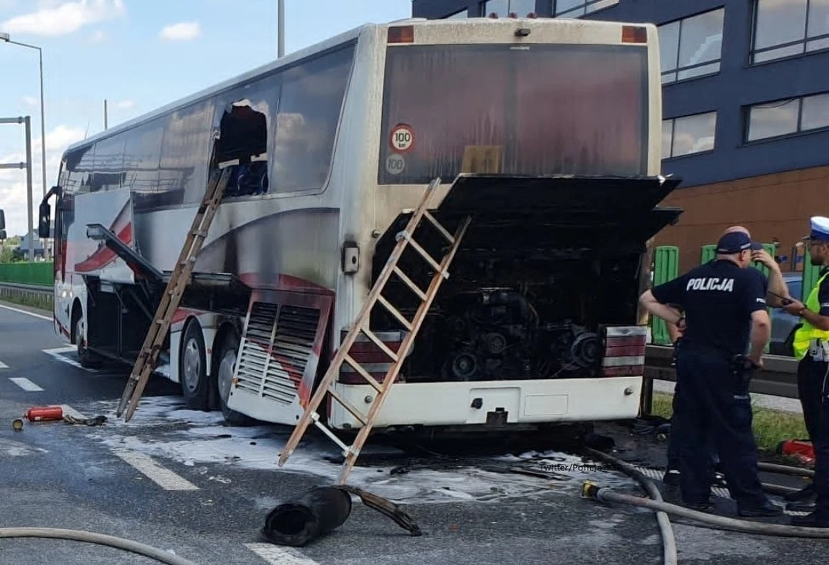 W Starych Babicach (pow. warszawski zachodni) na trasie S8 zapalił się autokar wiozący dzieci. Na szczęście pożar udało się szybko ugasić. Nikomu nic się nie stało. 