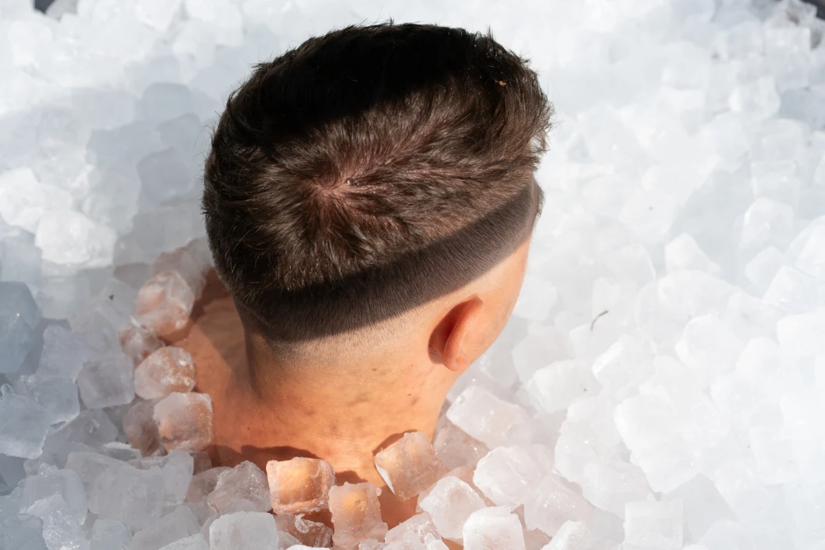 Rekord Guinnessa w najdłuższym przebywaniu w lodzie pobity. Nowy rekordzista to Krzysztof Gajewski - wrocławianin, który jest pływakiem lodowym. Był ubrany tylko w kąpielówki, a lód sięgał mu od stóp po szyję. Spędził tak dziś dokładnie 3 godziny, 11 minut i 27 sekund podczas Letniego Festiwalu Lodu i Morsowania w Inowrocławiu.