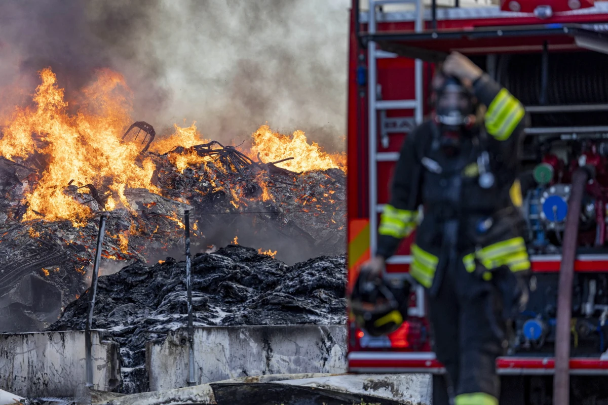 Na terenie składowiska śmieci w pobliżu lotniska Ciampino na przedmieściach Rzymu wybuchł pożar. Nad południową częścią Wiecznego Miasta unosi się chmura dymu.