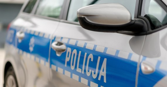 Policja szuka dwóch mężczyzn, którzy na ul. Stryjewskiego przed klatką schodową zaatakowali mieszkańca Gdańska. Jeden z napastników zranił poszkodowanego ostrym narzędziem.