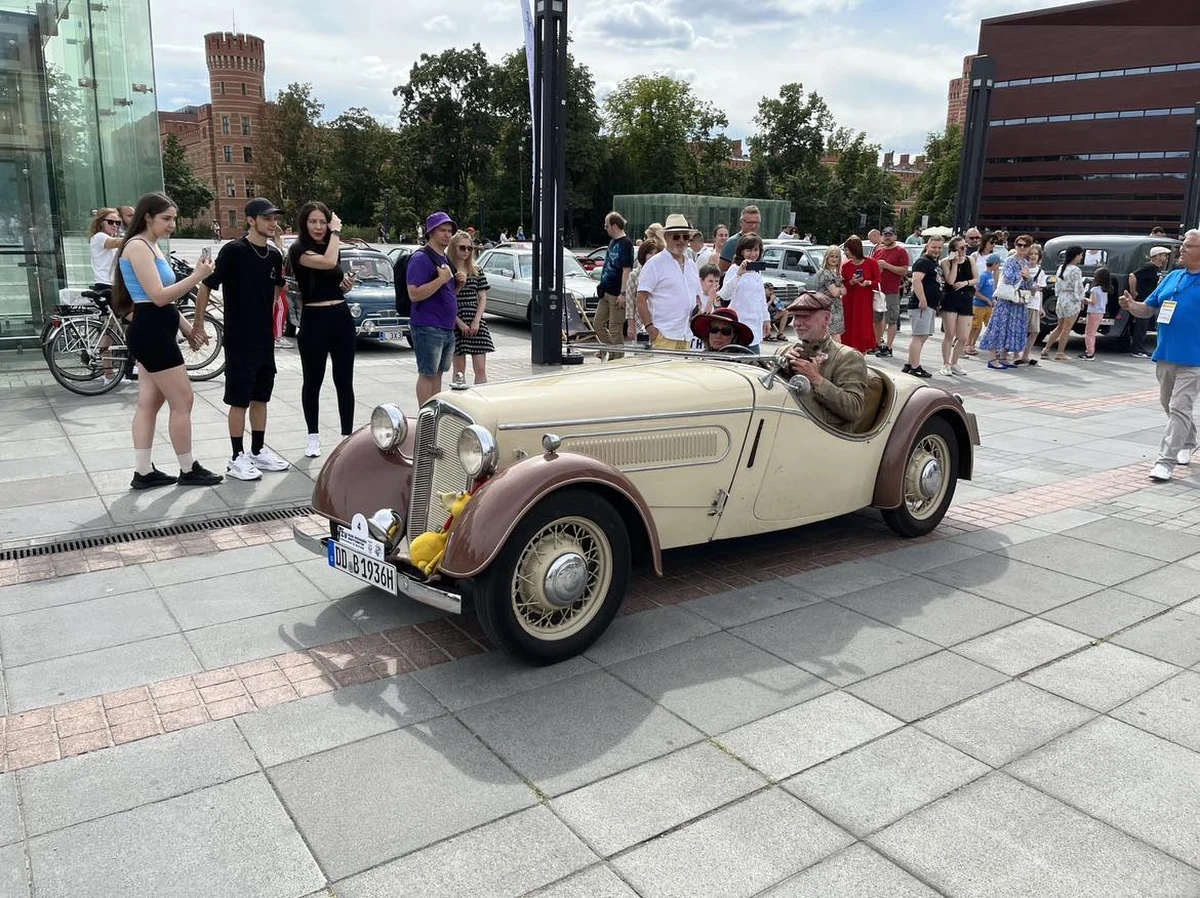 W siedem dni zabytkowymi samochodami przejechali trasę liczącą ponad tysiąc kilometrów. We Wrocławiu finiszowały dziś (29.07) załogi Międzynarodowego Rajdu "Tylko dla zuchwałych". Niektóre z biorących w nim udział aut wyprodukowano jeszcze przed II wojną światową.