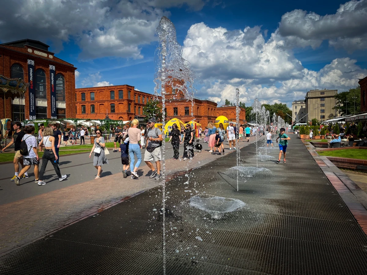 W sobotę minęło 600 lat od powstania Łodzi. Z tej okazji w mieście trwa huczne świętowanie. Przez cały weekend wśród masy atrakcji każdy znajdzie coś dla siebie: koncerty, zwiedzanie, a nawet Fiestę Balonową.