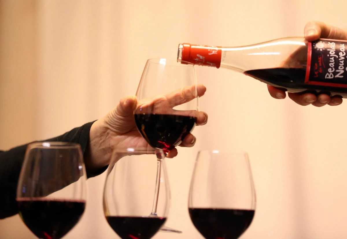 Czy zabraknie w tym roku sławnego młodego francuskiego wina Beaujolais Nouveau? Producenci przewidują poważne straty z powodu niszczycielskiej bakterii, która masowo atakuje winnice w południowej części Burgundii.