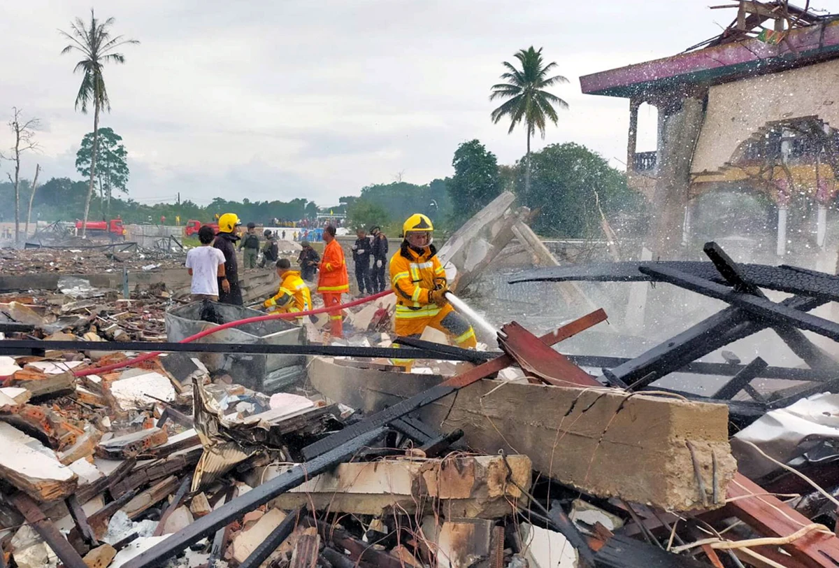 Tragedia w południowej Tajlandii. Co najmniej dziewięć osób zginęło, a ponad 115 zostało rannych w wybuchu składu fajerwerków na targu w Sungai Kolok. Do eksplozji doszło w sobotę.
