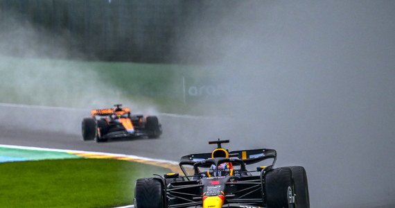 ​Holender Max Verstappen wygrał sprint na torze Spa-Francorchamps, na którym w niedzielę odbędzie się 12. w tym sezonie wyścig mistrzostw świata Formuły 1 - Grand Prix Belgii. Kierowca Red Bulla umocnił się na czele klasyfikacji generalnej cyklu.