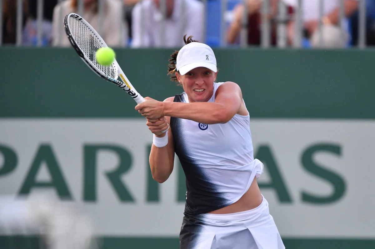 Iga Świątek w sobotę wygrała ćwierćfinał turnieju BNP Paribas Warsaw Open w stolicy, a w wieczornym półfinale z Belgijką Yaniną Wickmayer miała trzy piłki meczowe! Przy stanie 6:1, 5:5 mecz jednak przerwano ze względu na zapadający zmrok. Spotkanie zostanie dokończone w niedzielę o godzinie 12. Na 13 zaplanowano finał.