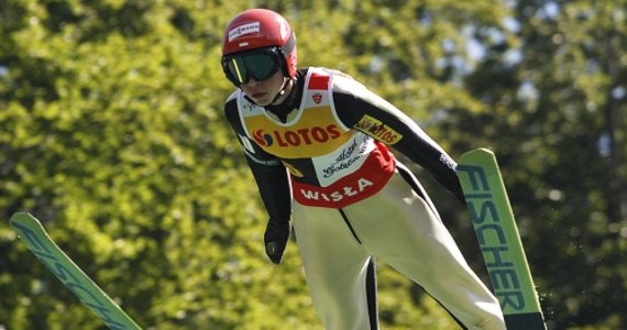Aleksander Zniszczoł zajął ósme miejsce i był najlepszy z Polaków w inauguracyjnych zawodach Letniej Grand Prix w skokach narciarskich w Courchevel. Zwyciężył Szwajcar Gregor Deschwanden. W niedzielę drugi konkurs we Francji.