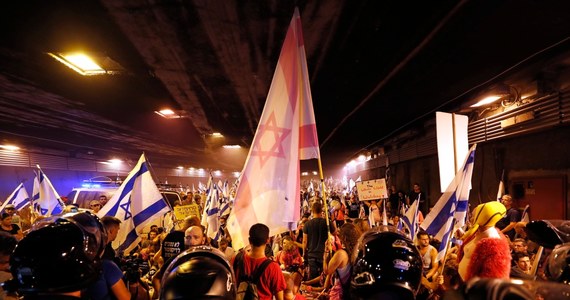 Ponad 200 tys. Izraelczyków protestowało w sobotę w całym kraju przeciwko forsowanej przez rząd premiera Benjamina Netanjahu reformie sądownictwa. To pierwszy weekend protestów od czasu przyjęcia przez parlament głosami koalicji rządzącej pierwszego z kontrowersyjnych aktów prawnych.