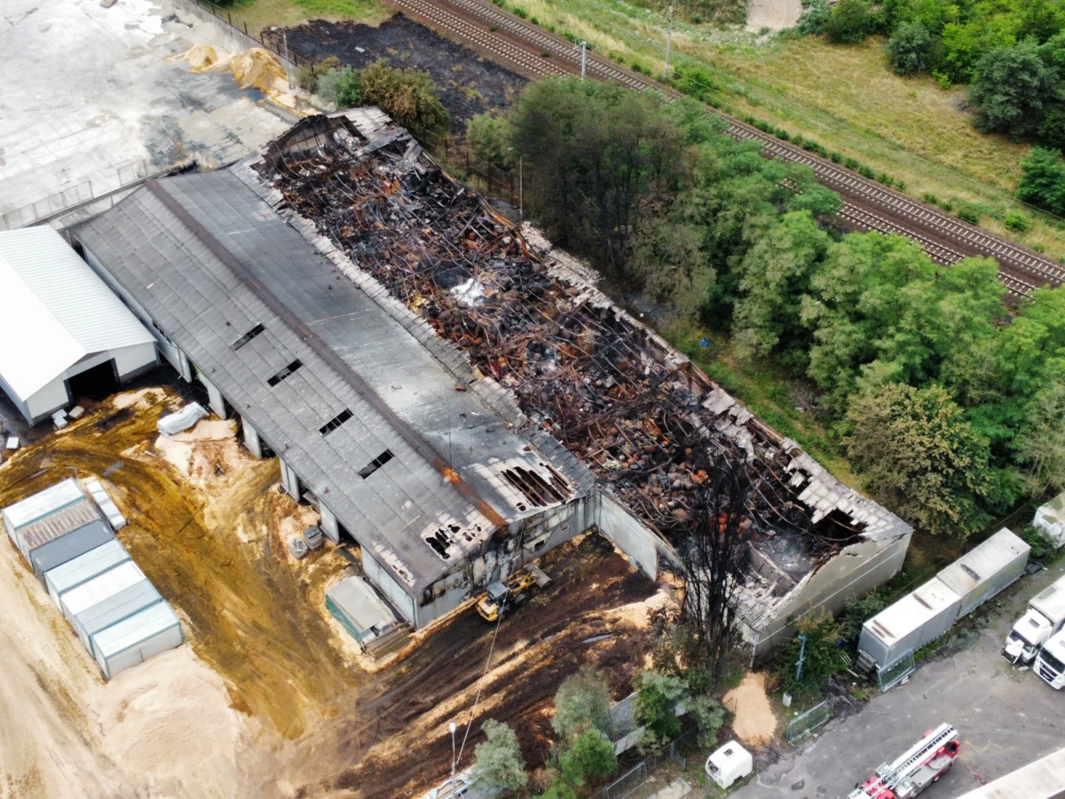 Zarekomendowano usytuowanie kolejnej zapory na Gęśniku, aby zapobiec rozprzestrzenianiu się wód pogaśniczych, a także polecono przeprowadzenie dalszuch badań wody i gleby - przekazał Wojewódzki Inspektorat Ochrony Środowiska w Zielonej Górze. Po pożarze hali z odpadami niebezpiecznymi w Przylepie, rzeka Gęśnik została zanieczyszczona wodami pogaśniczymi. Skażenie potwierdzili inspektorzy zielonogórskiego WIOŚ. Prezydent Zielonej Góry Janusz Kubicki poinformował, że z miejsca pożaru w sołectwie Przylep wywieziono już 66 ton groźnych odpadów.