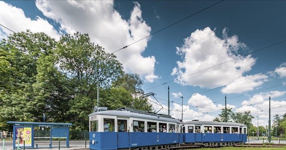 Przez całą niedzielę w Krakowie kursować będą zabytkowe tramwaje. Będzie je można zobaczyć na dwóch trasach. Ten skład wagonów miał kursować na Krakowskiej Linii Muzealnej już na początku lipca. Niestety z powodu awarii tramwaju SN2 nie było to możliwe.