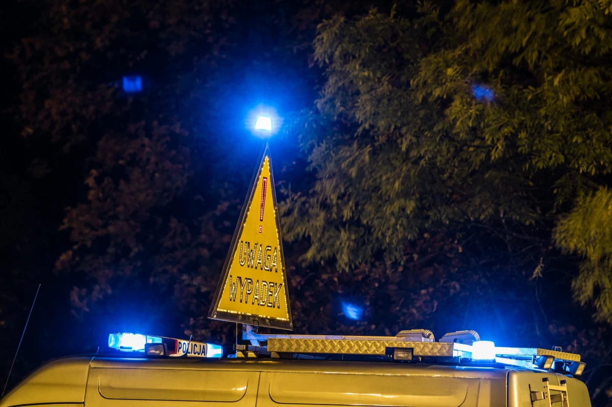 Tragiczny wypadek między miejscowościami Gościeszyn i Stara Dąbrowa w powiecie wolsztyńskim w Wielkopolsce. Ze wstępnych ustaleń wynika, że kierowca uderzył w drzewo, samochód się zapalił. Kilka godzin trwało ustalanie tożsamości mężczyzny.