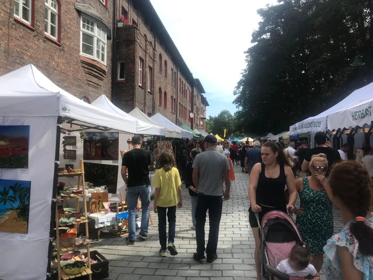 W niedzielę odbył się Jarmark u Babci Anny w katowickiej dzielnicy Nikiszowiec. Swoje wyroby zaprezentowało tam około 160 wystawców, począwszy od rękodzieła, przez książki, obrazy czy odzież, a na wyrobach spożywczych kończąc. W programie były też warsztaty oraz m.in. występ górniczej orkiestry. A wszystko to w scenerii ponad stuletniego górniczego osiedla.