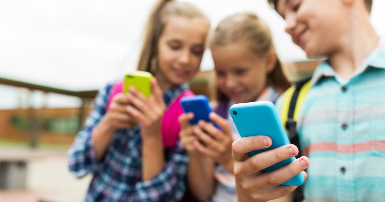 Zakaz telefonów w szkołach. Ta czynność utrudnia naukę