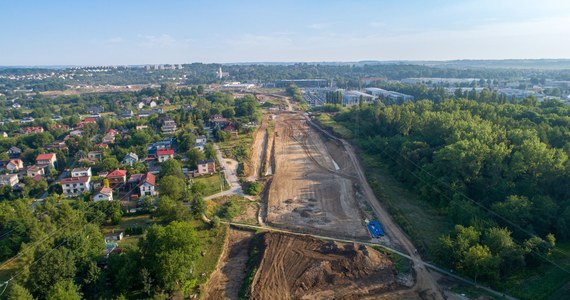 Zmiany w organizacji ruchu nastąpią od poniedziałku w rejonie budowanej drogi ekspresowej S7 na odcinku Widoma - Kraków Nowa Huta. W Pielgrzymowicach otwarty zostanie fragment drogi powiatowej, a w Nowej Hucie pojawią się nowe utrudnienia.