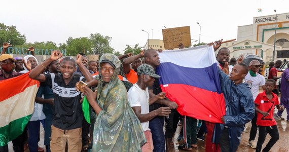 Międzynarodowe wezwania do przywrócenia porządku demokratycznego w Nigrze raczej nie zdadzą się na wiele. Pucz wojskowy ma duże poparcie społeczne, co widać na ulicach stolicy kraju. Tam w Niamey zbierają się tysiące zwolenników generała Abdourahamane Tchianiego, by zademonstrować wolę do zerwania z Francją i wyrazić poparcie dla... Władimira Putina.