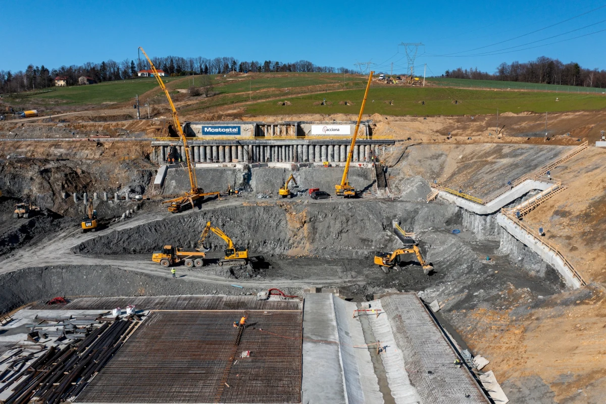 Trwają prace budowlane na dwóch podkarpackich odcinkach trasy Via Carpatia o łącznej długości ponad 20 km: między Rzeszowem a Babicą oraz węzłami Krosno i Miejsce Piastowe - podała GDDKiA. Na tym pierwszym odcinku prowadzony jest montaż maszyny TBM, która wydrążyć ma ponad 2,2-kilometrowy tunel.
