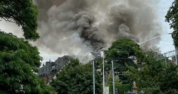 Strażacy opanowali pożar opuszczonej kamienicy przy ulicy Lubicz w centrum Krakowa. Nikomu nic się nie stało. 