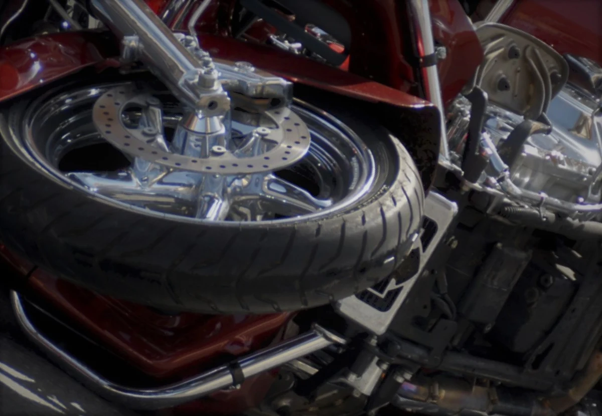 W miejscowości Sidzina na trasie Opole - Nysa doszło do tragicznego wypadu drogowego, w którym zginął kierowca harleya. Ranna w wypadku pasażerka motocykla została przetransportowana do szpitala śmigłowcem LPR. Obrażenia odniósł także kierowca samochodu osobowego.