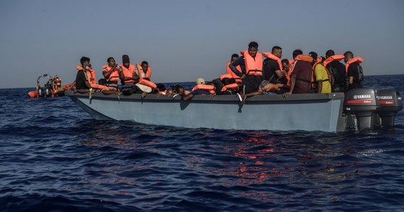 Kapitan tunezyjskiego statku rybackiego i trzej członkowie jego załogi trafili do włoskiego więzienia. Grozili imigrantom nożami, blokowali łodzie swoimi kutrami, żądali oddania pieniędzy i telefonów komórkowych – podają włoskie media, m.in. "Gezzetta del Sud online".