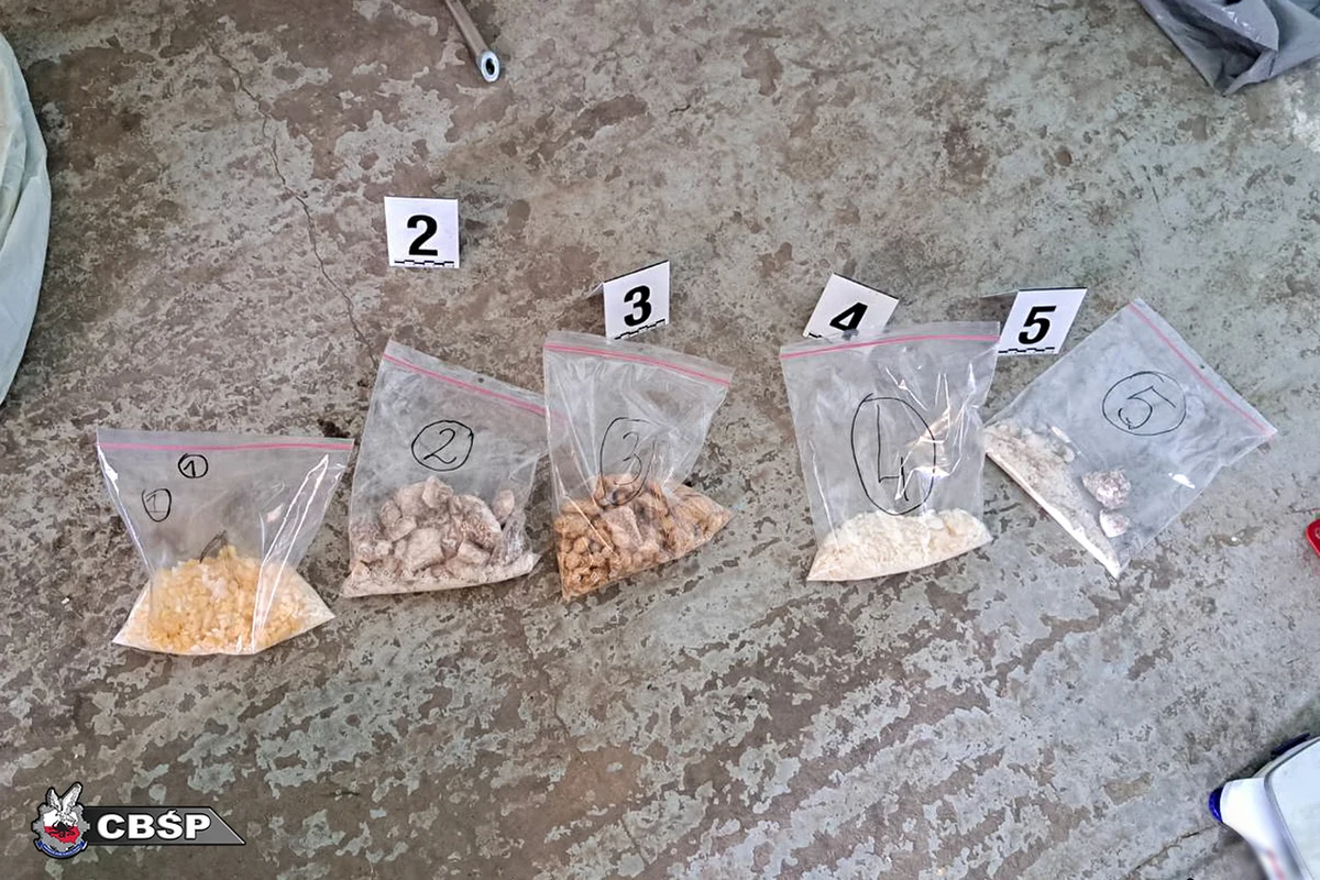 Nielegalne laboratorium narkotyków syntetycznych, które działało na zapleczu piekarni na Podkarpaciu zlikwidowane. Policjanci CBŚP na polecenie Prokuratury Krajowej zatrzymali czterech mężczyzn oraz zabezpieczyli m.in. 40 litrów klefedronu i 2,5 kg amfetaminy.