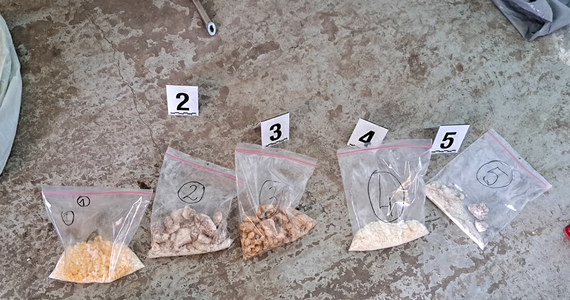 Nielegalne laboratorium narkotyków syntetycznych, które działało na zapleczu piekarni na Podkarpaciu zlikwidowane. Policjanci CBŚP na polecenie Prokuratury Krajowej zatrzymali czterech mężczyzn oraz zabezpieczyli m.in. 40 litrów klefedronu i 2,5 kg amfetaminy.
