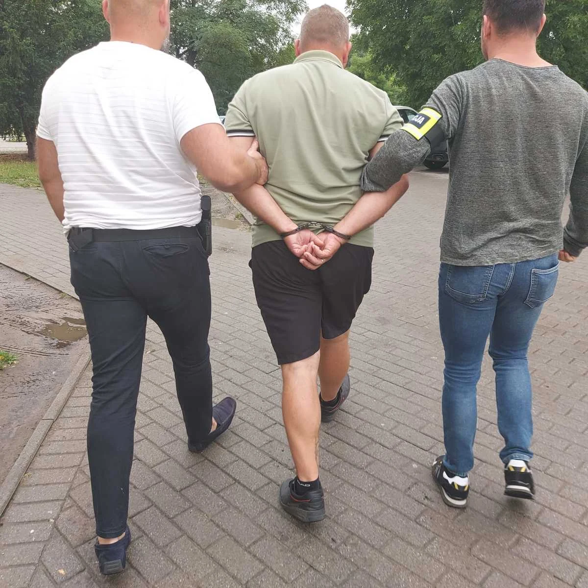 Policjanci z łódzkiego Archiwum X rozwikłali sprawę śmierci 33-latka, który zmarł po pęknięciu w żołądku woreczka z amfetaminą. Zatrzymano trzech mężczyzn podejrzanych o udział w przemycie znacznej ilości środków odurzających d0 Wielkiej Brytanii, którzy mogą mieć też związek z tym zgonem.
