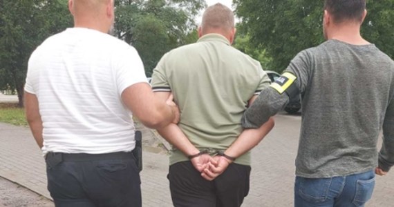 Policjanci z łódzkiego Archiwum X rozwikłali sprawę śmierci 33-latka, który zmarł po pęknięciu w żołądku woreczka z amfetaminą. Zatrzymano trzech mężczyzn podejrzanych o udział w przemycie znacznej ilości środków odurzających d0 Wielkiej Brytanii, którzy mogą mieć też związek z tym zgonem.
