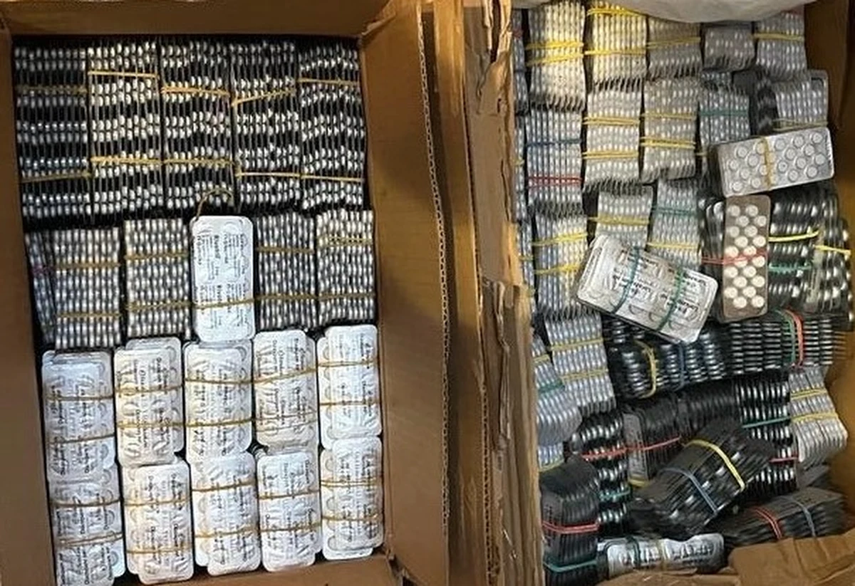 50 tys. tabletek psychotropowych przechwycili we Wrocławiu funkcjonariusze straży granicznej. To efekt wspólnej akcji polskich i czeskich służb, które wykryły kanał przemytniczy substancji psychotropowych do USA. W sprawie zatrzymano 38-letniego obywatela Ukrainy.