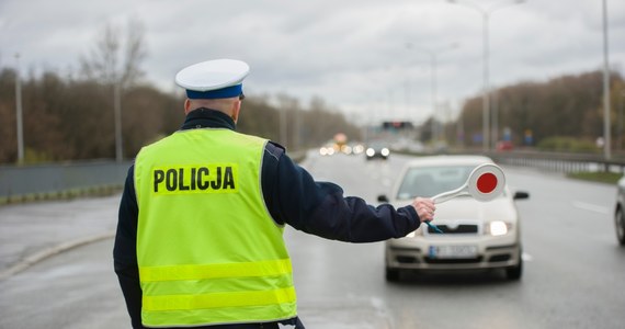 Aż 40 punktów karnych i trzy mandaty dostał 33-latek kierujący oplem, którego zatrzymali policjanci drogówki z Brzozowa na Podkarpaciu. Mężczyzna na odcinku zaledwie 300 metrów dwa razy wyprzedzał na przejściach dla pieszych i raz na skrzyżowaniu.  


