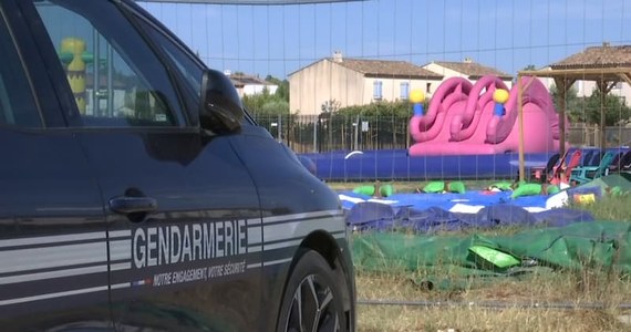 Tragedia w wodnym parku atrakcji Wonderland w kurorcie Saint-Maximin-la-Sainte-Baume na Francuskiej Riwierze. 35-letni mężczyzna zmarł w szpitalu po tym, jak silny wiatr zerwał umocowania dmuchanej zjeżdżalni, która przeleciała w powietrzu ponad 50 metrów. Jego 3,5-letnia córka znajduje się w stanie krytycznym.