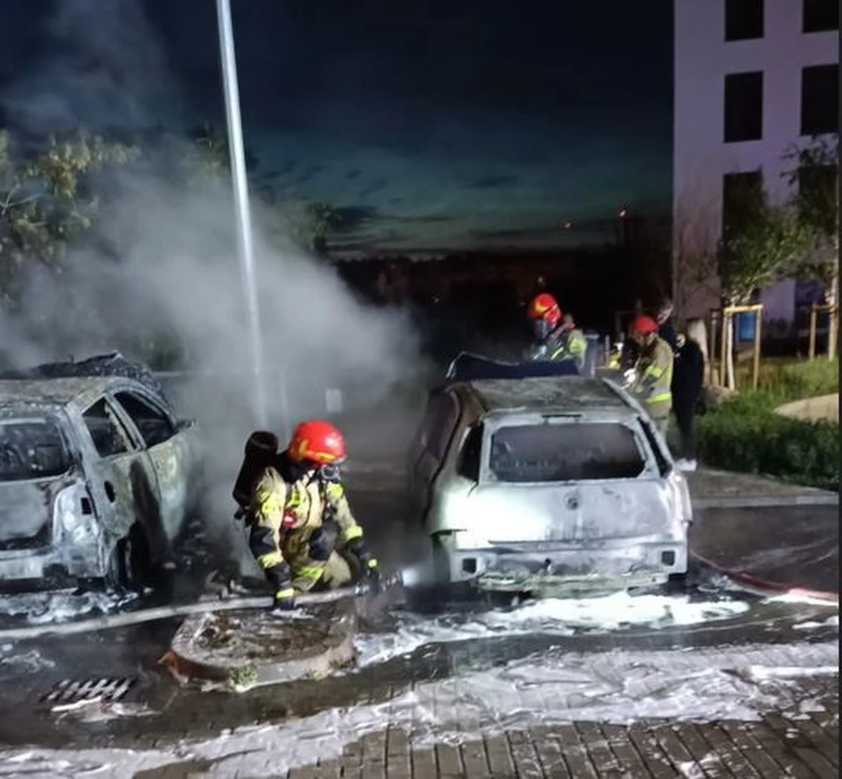 Policja poszukuje mężczyzny, który może mieć związek z pożarami samochodów na gdańskiej Oruni i opublikowała właśnie film z monitoringu. Śledczy proszą o kontakt, jeśli ktoś rozpoznaje jego wizerunek.