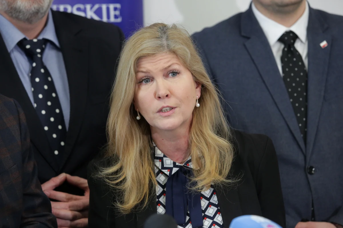 Posłanka PiS Iwona Arent poinformowała, że odwiesza swoją aktywność polityczną. Zawiesiła ją na początku lipca w związku z sytuacją rodzinną. Chodziło o zachowanie jej syna, który na opublikowanym w mediach nagraniu miał bić i wyzywać swoją byłą dziewczynę. 