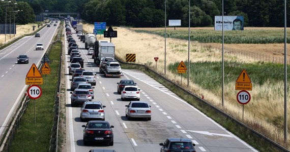 Po wypadku z udziałem trzech ciężarówek nieprzejezdna jest autostrada A4 w kierunku Wrocławia, pomiędzy węzłami Brzezimierz i Brzeg. Utrudnienia są też na trasie w tym samym miejscu, ale w kierunku Katowic; tam zderzyły się dwa auta osobowe.