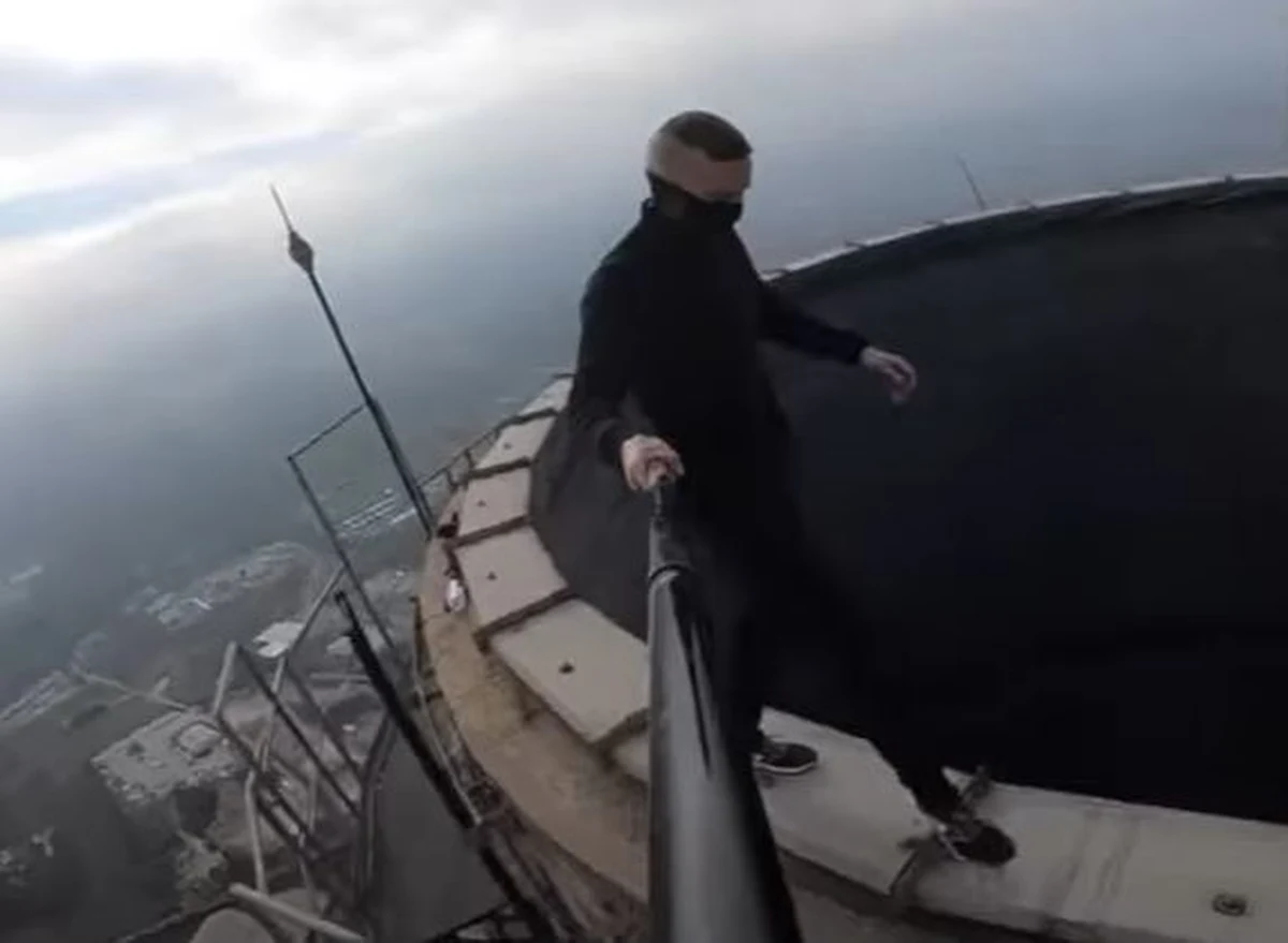 Znany z uprawiania sportów ekstremalnych i wspinania się na bardzo wysokie konstrukcje 30-letni Francuz Remi Lucidi zabił się po upadku z 68. piętra wieżowca w Hongkongu.