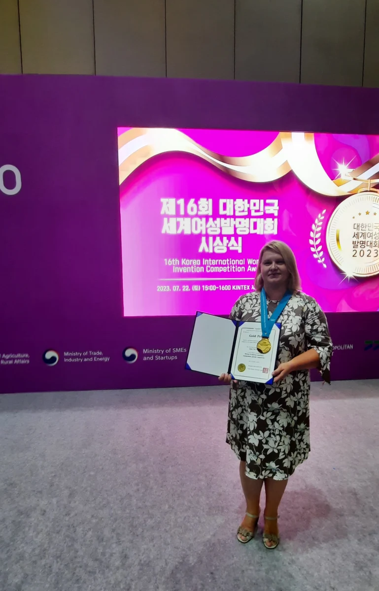 ​Plastikowe butelki, opakowania, zabawki czy woreczki znikające w przydomowym kompostowniku - to nie jest naukowe science fiction. Badacze z Politechniki Lubelskiej zdobyli właśnie złoty medal na międzynarodowej wystawie wynalazków w Korei. Ich osiągnięcie to specjalne tworzywo polimerowe, które zaczyna się rozkładać w temperaturze 60 stopni Celsjusza. 