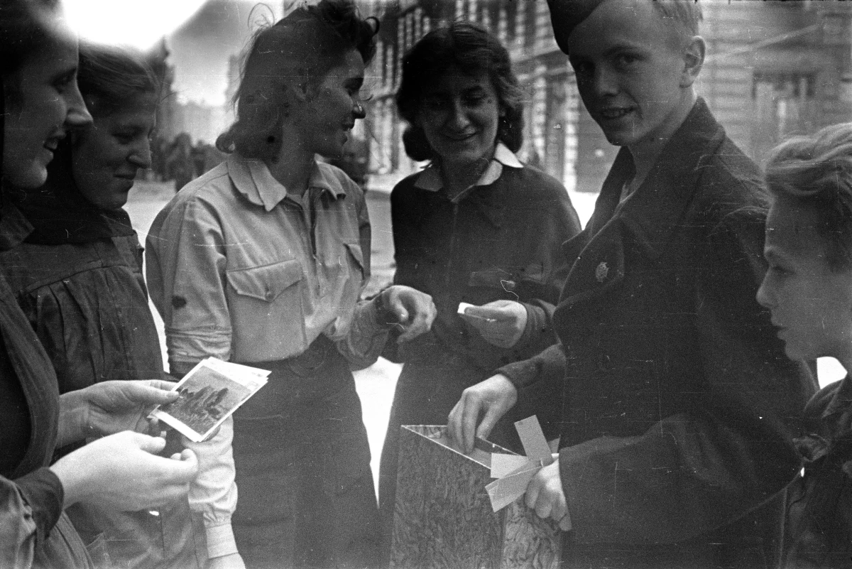 "Kochany synku, daj znać, że wszystko z Tobą dobrze", "Najdroższa moja, tulę Cię w myślach", "Jak Bóg da mamo, będziemy żyć". Trudno przecenić rolę poczty polowej w Powstaniu Warszawskim. "Te listy dziś brzmią wyjątkowo dramatycznie. Ze względu na swoją lakoniczność" - mówi w RMF FM Jan Ołdakowski, szef Muzeum Powstania Warszawskiego. 1 sierpnia obchodzimy 79. rocznicę wybuchu tego niepodległościowego zrywu.