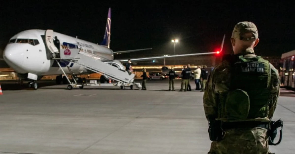 Zamiast na wakacje trafili do izby wytrzeźwień. Tak zakończył się dla dwójki pasażerów planowany, rodzinny lot z Poznania do Turcji. Wobec wyjątkowo agresywnej pary musieli interweniować funkcjonariusze Straży Granicznej. Dzieci też nie poleciały na wakacje.