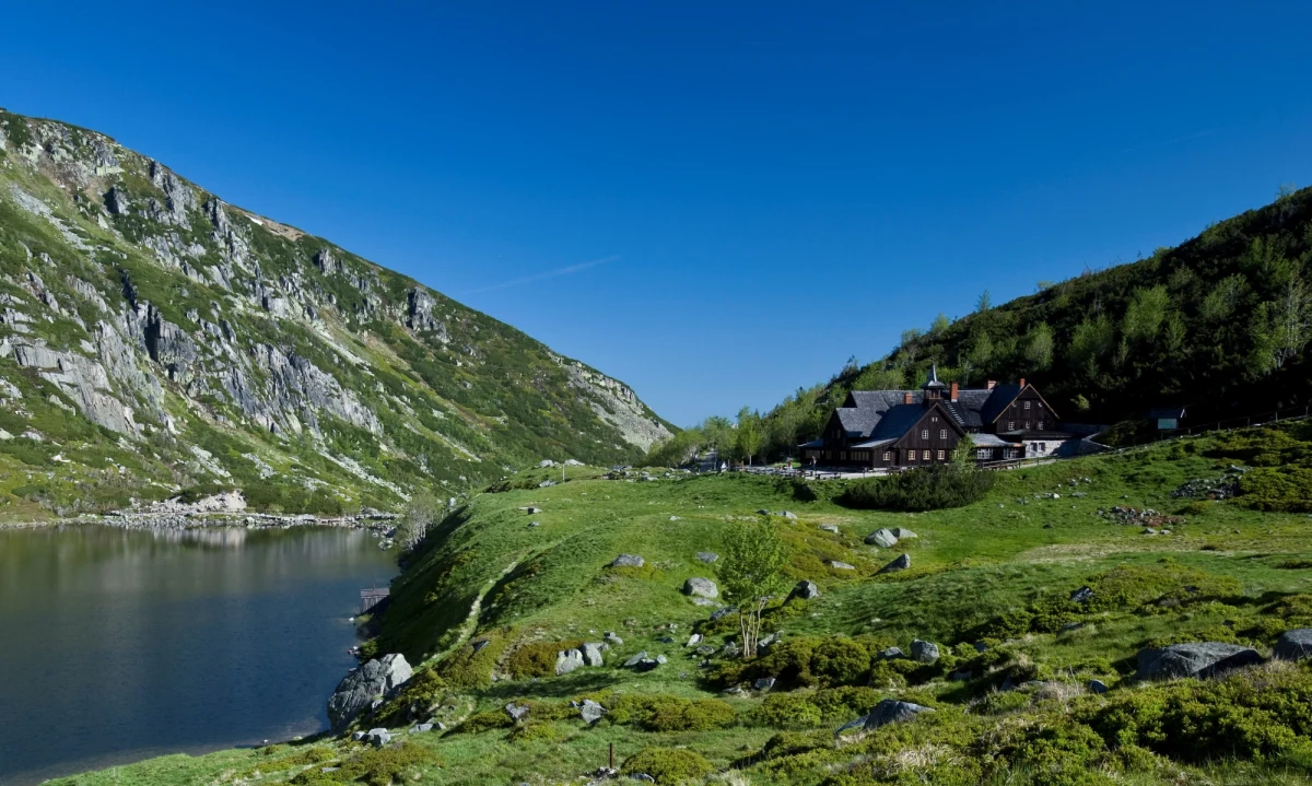 Po 57 latach prowadzenia kultowego schroniska "Samotnia" im. Waldemara Siemaszki nad Małym Stawem w Karkonoszach, jego gospodynie pożegnały się z gośćmi i turystami. Jak poinformowały w social mediach - nie otrzymały od spółki Sudeckie Hotele i Schroniska PTTK zgody na dalszą dzierżawę obiektu. „Dziwi nas to, że nie zostały, tak jak ma to miejsce ze wszystkimi dzierżawcami, podjęte rozmowy, żeby negocjować nową umowę. Ogłoszono konkurs, który był przeprowadzony w niejasny dla nas sposób”- mówi Mateusz Kurdziel, jeden z liderów niezależnej inicjatywy Ratujmy Samotnię 2023. W rozmowie z Tomaszem Weryńskim w internetowym Radiu RMF24 komentuje najnowsze informacje dotyczące tej sprawy, która poruszyła całe środowisko górskie w Polsce.