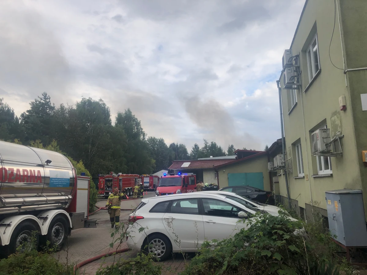 Ponad 40 strażaków walczy z pożarem hali magazynowej w Żółwinie w powiecie pruszkowskim na Mazowszu. Strażacy apelują do mieszkańców okolicznych miejscowości, by nie zbliżać się w rejon pożaru. Wstępnie udało się opanować ogień.
