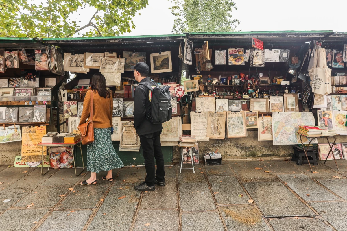 Paryscy uliczni sprzedawcy książek protestują przeciwko planom usunięcia ich stoisk na czas otwarcia przyszłorocznych igrzysk olimpijskich. Francuskie władze twierdzą, że ze względów bezpieczeństwa aż 60 procent rozłożonych nad Sekwaną stoisk będzie musiało zostać czasowo zlikwidowanych.