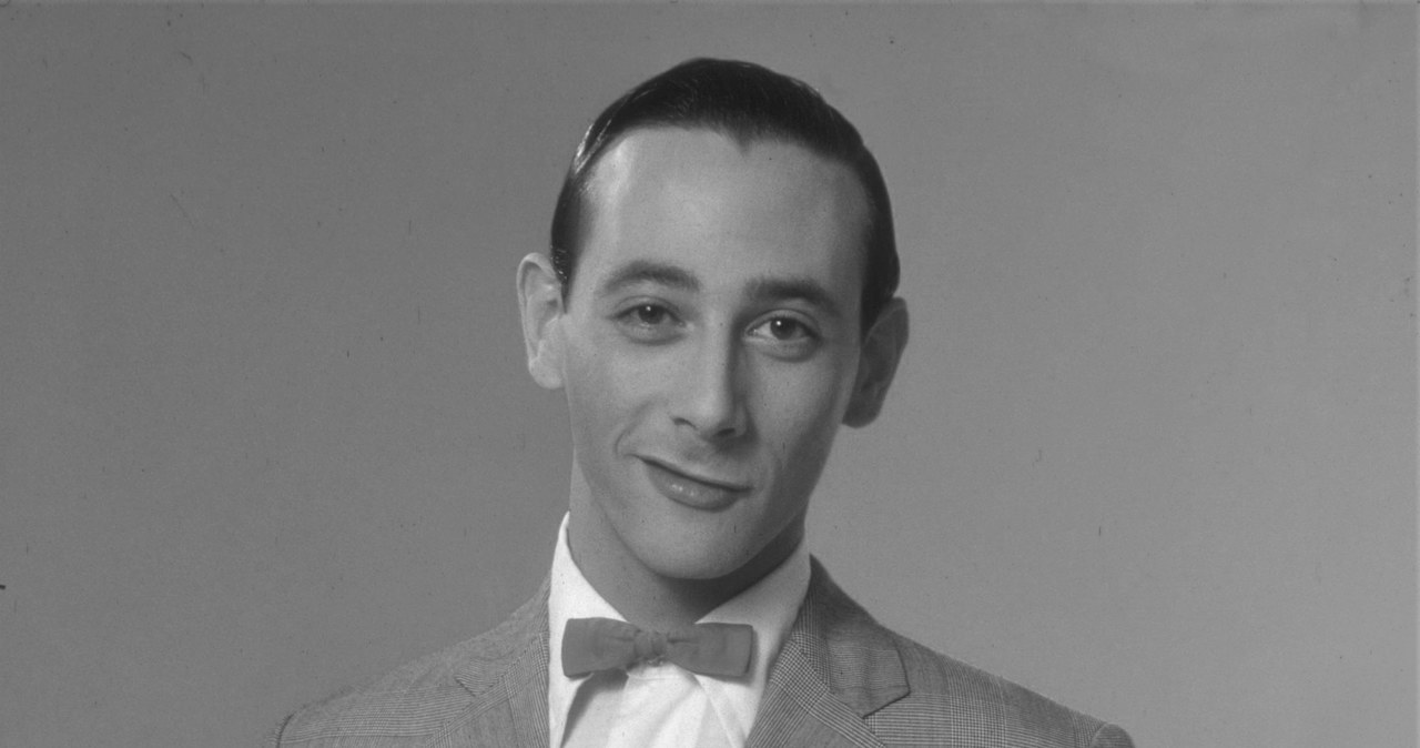 Paul Reubens nie żyje. Aktor, którego najpopularniejszą rolą była postać Pee-Wee Hermana, zmarł w niedzielę wieczorem w wieku 70 lat po prywatnej walce z rakiem. W mediach społecznościowych opublikowano poruszający wpis. "Proszę przyjąć moje przeprosiny za to, że nie upubliczniłem tego, z czym miałem do czynienia przez ostatnie sześć lat" - czytamy.