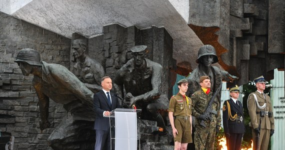 "Bohaterski zryw Powstania Warszawskiego, jest dla nas nie tylko ważnym wydarzeniem w historii, ale też lekcją: jak trzeba dbać o ojczyznę, tak by przetrwała" - mówił prezydent Andrzej Duda podczas wieczornego Apelu Pamięci w przededniu 79. rocznicy Powstania.