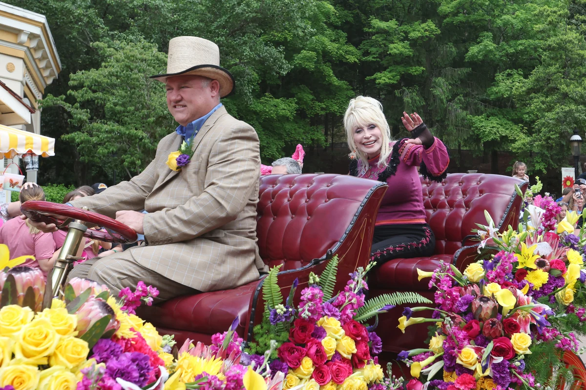 Kultowy utwór Dolly Parton "I Will Always Love You" ma 50 lat. Artystka napisała go w ramach pożegnania z mentorem i partnerem biznesowym Porterem Wagoner’em, zamykając w ten sposób rozdział wspólnych działań i rozpoczynając karierę solową. Półwiecze piosenki świętowane jest w Dollywood, czyli parku założonym przez Dolly Parton. Dollywood odwiedził amerykański korespondent RMF FM Paweł Żuchowski.