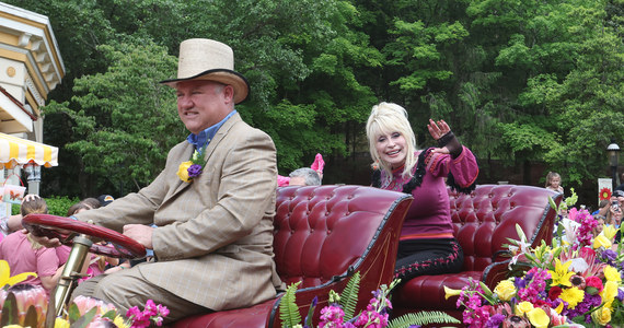 Kultowy utwór Dolly Parton "I Will Always Love You" ma 50 lat. Artystka napisała go w ramach pożegnania z mentorem i partnerem biznesowym Porterem Wagoner’em, zamykając w ten sposób rozdział wspólnych działań i rozpoczynając karierę solową. Półwiecze piosenki świętowane jest w Dollywood, czyli parku założonym przez Dolly Parton. Dollywood odwiedził amerykański korespondent RMF FM Paweł Żuchowski.