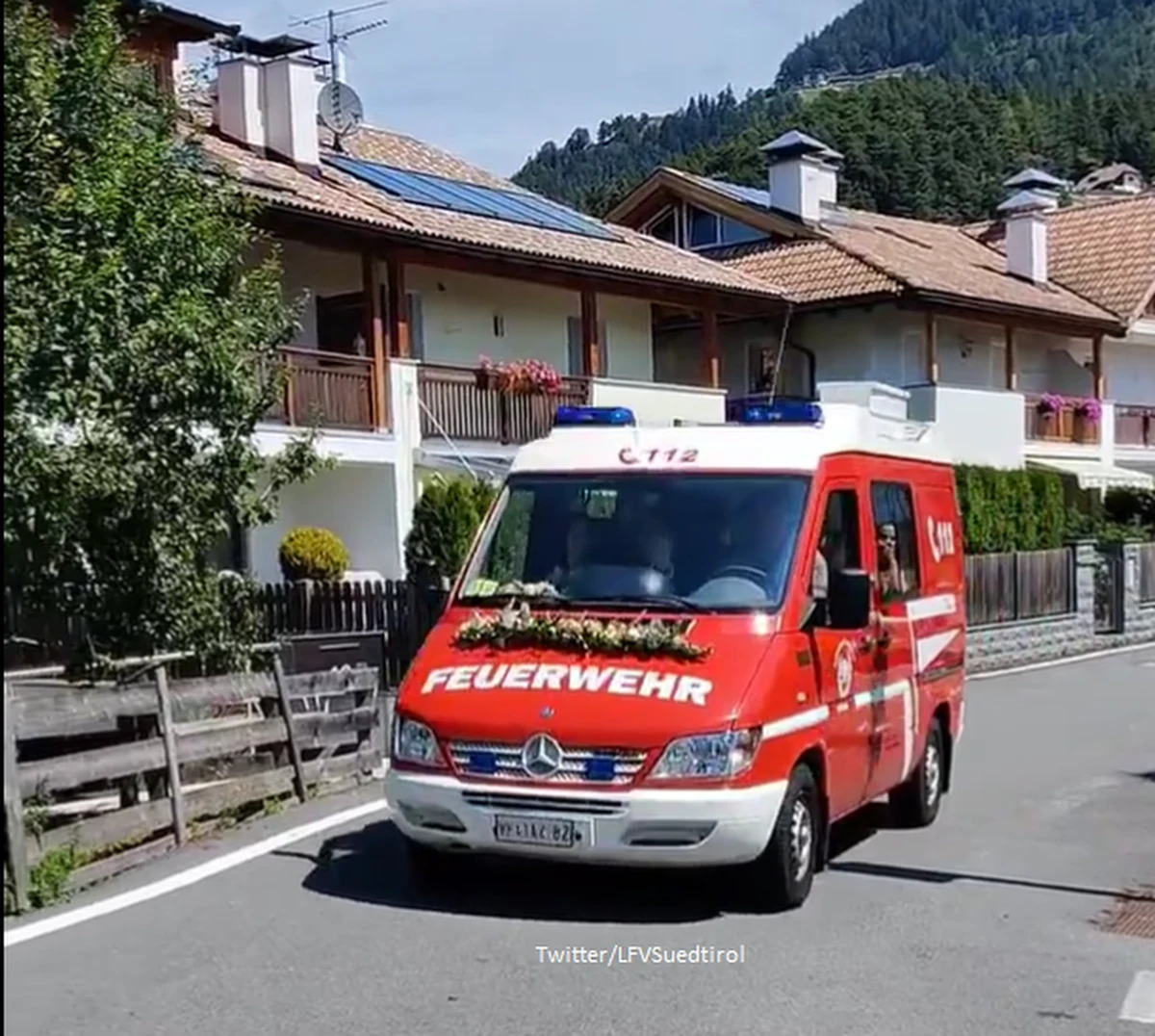 Straż pożarna niedaleko Bolzano w północnych Włoszech uratowała ślub; nie przed ogniem, ale pannę młodą przed spóźnieniem się na ceremonię. Gdy zepsuł się samochód, którym miała pojechać, pomogli jej strażacy i na sygnale odwieźli do kościoła.
