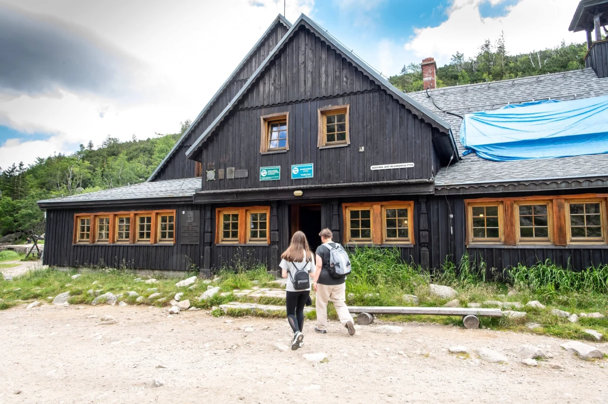 "Polskie Towarzystwo Turystyczno-Krajoznawcze nie zamierzało i nie zamierza likwidować schroniska PTTK „Samotnia” ani zmieniać profilu jego działalności" - czytamy w oświadczeniu opublikowanym przez prezydium zarządu PTTK. To odpowiedź na poruszenie, jakie wywołała wśród turystów informacja, że wieloletnie gospodynie znajdującego się w Karkonoszach obiektu nie otrzymały zgody na jego dalszą dzierżawę. 