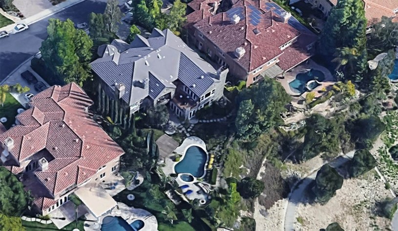 W ofercie jednej z kalifornijskich agencji nieruchomości pojawiła się właśnie willa, w której ostatnie lata swojego życia spędziła Lisa Marie Presley. Dom znajduje się w mieście Calabasas i ma powierzchni prawie 700 metrów kwadratowych. Jej wartość wyceniono na 4,6 miliona dolarów.