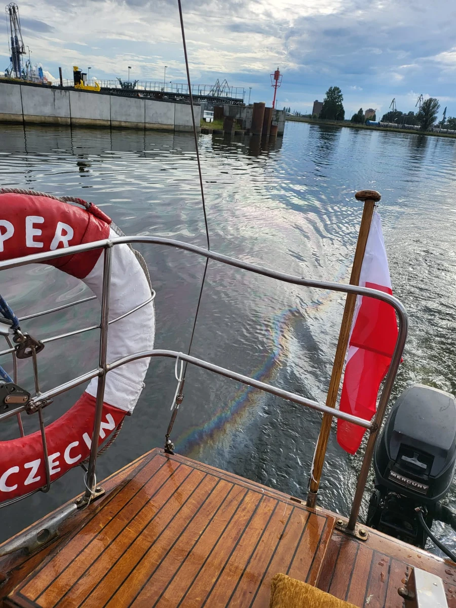 ​Kto zanieczyścił szczecińskie Międzyodrze? Ruszyło dochodzenie Wojewódzkiego Inspektoratu Ochrony Środowiska po tym jak w weekend po ulewie w Kanale Parnickim pojawiła się wielka plama substancji ropopochodnej. Usuwanie jej trwało kilka godzin.